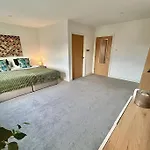 Modern 2-bed For Work Daire