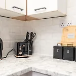 아파트 4 Mins From Stadium - Sleeps 7 - Near - Driveway Parking