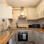 2 Bed Flat Centre - Sleeps 8 - Free Parking - Contractors & Long Offer - Wi-fi & Netflix - Workspace & Coffee * Manchester