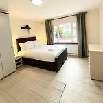 Spacious 2-bed Near Centre *