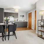 Daire Lux 2bd, Free Parking & Wifi, Near Mcr Center And Media