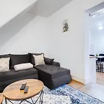 Apartment Spacious 4 Bedroom House With Pacman,darts, Netflix By Vista Short Lets
