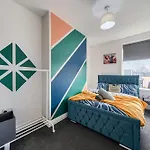 6br Modern In Salford With Hot Tub, Sleeps 13, Uni Nearby