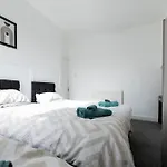 Free Parking, Large House For Contractors & Families, Sleeps 6, 15mins To Centre