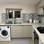 Daire Stylish 1-bed Ideal For 2 Guests Manchester