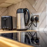 King Bed Flat In The Heart Of The - Pass The Keys Apartmán