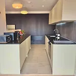 Boutique Centre Apartment, Balcony, Parking 公寓 *