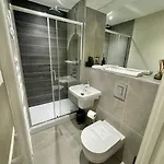 Boutique Centre Apartment, Balcony, Parking *