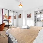 15 Mins To Centre! Sleeps 7, Free Parking, Wi-fi & Garden * Manchester