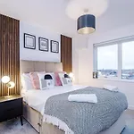 Central, 2 Bedroom, Penthouse Duplex Манчестер
