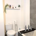 Spacious And Modern 2br - Free Parking *