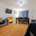 4 Mins From Stadium - Sleeps 7 - Near - Driveway Parking 아파트