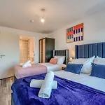 & Town Centre View - Free Parking - 1 Minute To Transport Links - Sleeps 5 * Manchester