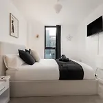 Апартаменты 2 Bedroom - Old Trafford - Balcony - Free Parking *