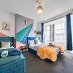 Konukevi 6br Modern In Salford With Hot Tub, Sleeps 13, Uni Nearby Manchester