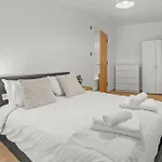 Apartmán King Bed Flat In The Heart Of The - Pass The Keys *