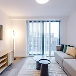 Modern 2br W Secure Parking Salford