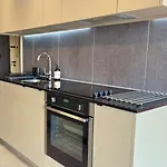 Boutique Centre Apartment, Balcony, Parking 公寓 *