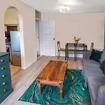 Stylish In Salford With Free Parking Апартаменты