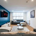 Stylish Modern In The Heart Of The アパート