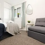 4 Mins From Stadium - Sleeps 7 - Near - Driveway Parking *