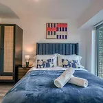 & Town Centre View - Free Parking - 1 Minute To Transport Links - Sleeps 5 Apartamento