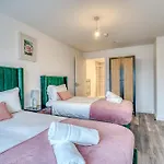 The Trafford Centre - View - Close To Airport - Sleeps 6 *