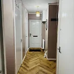 Air Conditioned Luxury 2-bed Apartment,office With Built-in Tv King Bed, Private Entrance And Free Parking Apartment Manchester