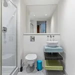 Centre 1b With Free Private Parking & Balcony