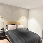 Modern 2br In Piccadilly *