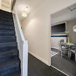 Six Bedroom Group Near Mediacityuk With Garden And Lockbox Check In 3* Manchester