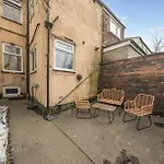 Six Bedroom Group Near Mediacityuk With Garden And Lockbox Check In Penzion 3*