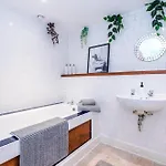 Modern 2br Flat For 4 Full Kitchen Apartment *