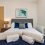 The Haven - 2 Bed Cozy - Sleeps 6 - Private Parking *