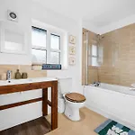 15 Mins To Centre! Sleeps 7, Free Parking, Wi-fi & Garden *