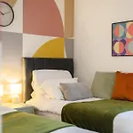 15 Mins To Centre! Sleeps 7, Free Parking, Wi-fi & Garden * Manchester