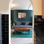 Stylish In Salford With Free Parking Апартаменты Манчестер