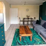 Stylish In Salford With Free Parking Апартаменты