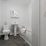4 Mins From Stadium - Sleeps 7 - Near - Driveway Parking 아파트 맨체스터