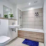 & Town Centre View - Free Parking - 1 Minute To Transport Links - Sleeps 5 *