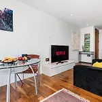 Centre 1b With Free Private Parking & Balcony