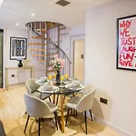 Spacious 3-bed Retreat - Modern & Super Apartmán *