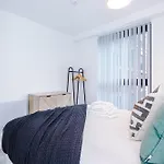 Modern 2br W Secure Parking Salford Lägenhet