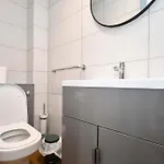 Convenient 2bed Flat W Security Manchester