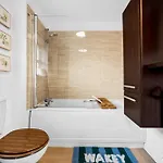 Stylish 3br - Sleeps 7 - 15 Min To Centre, Parking Garden & Fast Wi-fi * Manchester