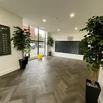 Modern 2-bed, 2-bath Near Old Trafford, Free Parking, Ideal For Contractors And Long Lejlighed Manchester