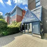 Modern 2-bed, 2-bath Near Old Trafford, Free Parking, Ideal For Contractors And Long *