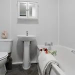 아파트 4 Mins From Stadium - Sleeps 7 - Near - Driveway Parking 맨체스터