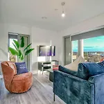 & Town Centre View - Free Parking - 1 Minute To Transport Links - Sleeps 5 Apartamento
