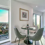 Apartamento & Town Centre View - Free Parking - 1 Minute To Transport Links - Sleeps 5 *